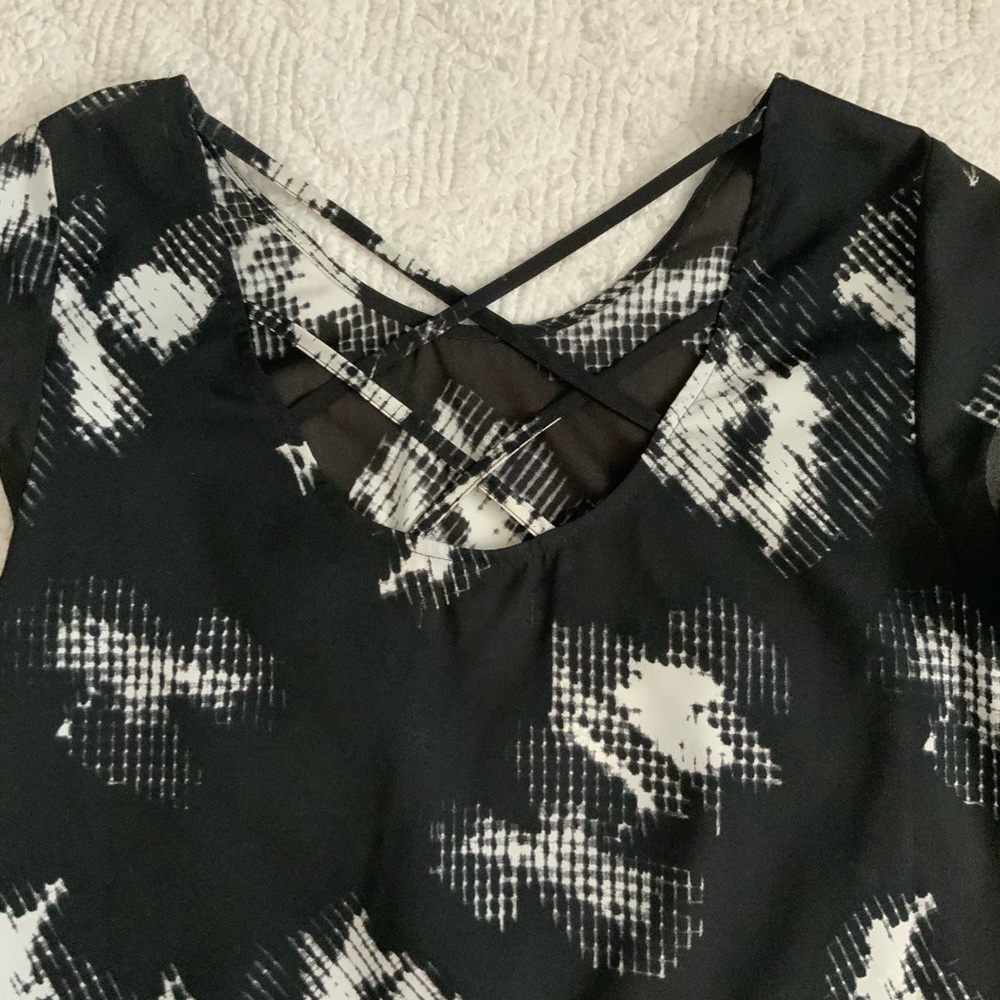 Beautiful Abstract Dress. - Picture 3 of 6